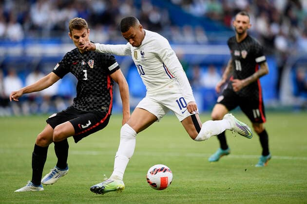 France v Croatia: UEFA Nations League - League Path Group 1 Kylian Mbappe (Paris Saint-Germain) of France and Josip Stanisic (Bayern Munich) of Croatia compete for the ball during the UEFA Nations League League A Group 1 match between France and Croatia at Stade de France on June 13, 2022 in Paris, France. Paris France  Copyright: xJosexBretonx originalFilename:breton-francevc220613_npLMo.jpg