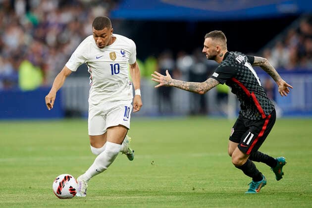 France v Croatia: UEFA Nations League - League Path Group 1 Kylian Mbappe (Paris Saint-Germain) of France and Marcelo Brozovic (Inter Milan) of Croatia compete for the ball during the UEFA Nations League League A Group 1 match between France and Croatia at Stade de France on June 13, 2022 in Paris, France. Paris France  Copyright: xJosexBretonx originalFilename:breton-francevc220613_npON5.jpg