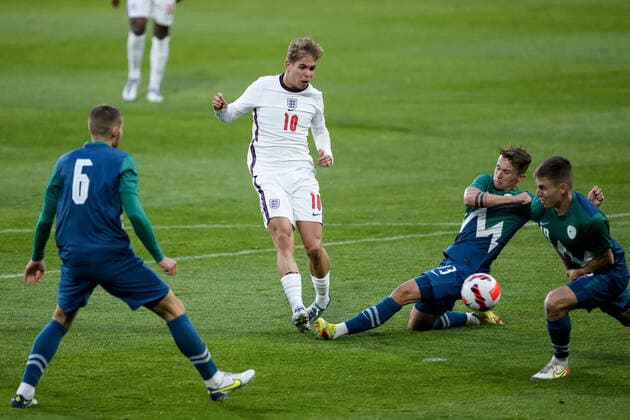 Mandatory Credit: Photo by Robbie Stephenson JMP Shutterstock (12984619as) Emile Smith Rowe of England shoots at goal England U21, U 21 v Slovenia U21, UK - 13 Jun 2022 Editorial use only England U21 v Slovenia U21, UK - 13 Jun 2022 Editorial use only  Copyright: xRobbiexStephenson JMP Shutterstockx 12984619as