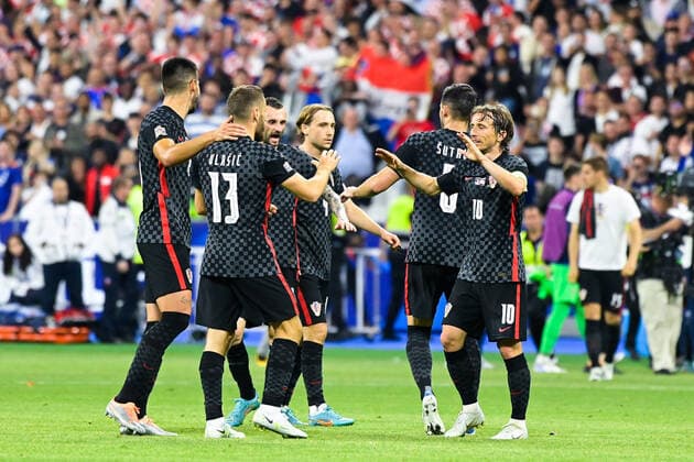 Joie des joueurs de l equipe de Croatie apres sa victoire en fin du match - Luka ModriÄ‡ ( 10 - Croatie ) - Nikola VlaÅ¡iÄ‡ ( 13 - Croatie ) - Lovro Majer ( 4 - Croatie ) - FOOTBALL : France vs Croatie - Ligue des Nations - 13 06 2022 FedericoPestellini Panoramic 