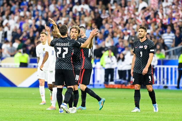 Joie des joueurs de l equipe de Croatie apres sa victoire en fin du match - Josip JuranoviÄ‡ ( 22 - Croatie ) - Luka ModriÄ‡ ( 10 - Croatie ) - Andrej KramariÄ‡ ( 9 - Croatie ) - FOOTBALL : France vs Croatie - Ligue des Nations - 13 06 2022 FedericoPestellini Panoramic 