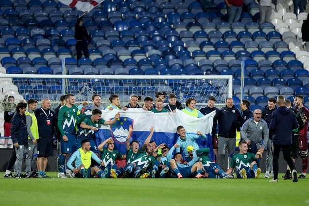 Mandatory Credit: Photo by Robbie Stephenson JMP Shutterstock (12984619bk) Slovenia U21, U 21 celebrate victory over England U21 England U21 v Slovenia U21, UK - 13 Jun 2022 Editorial use only England U21 v Slovenia U21, UK - 13 Jun 2022 Editorial use only  Copyright: xRobbiexStephenson JMP Shutterstockx 12984619bk