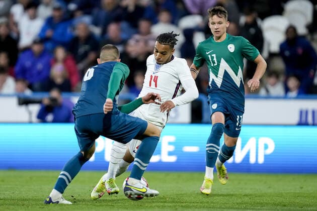 Mandatory Credit: Photo by Robbie Stephenson JMP Shutterstock (12984619bh) Cameron Archer of England takes on Mitja Ilenic and David Zec of Slovenia England U21, U 21 v Slovenia U21, UK - 13 Jun 2022 Editorial use only England U21 v Slovenia U21, UK - 13 Jun 2022 Editorial use only  Copyright: xRobbiexStephenson JMP Shutterstockx 12984619bh