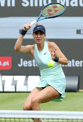 Belinda Bencic (SUI) Aktion Oberkoerper Oberkörper Tennis bett1 open WTA, Tennis Damen 500 Turnier auf Rasen Damen Saison 2021 2022 14.06.2022