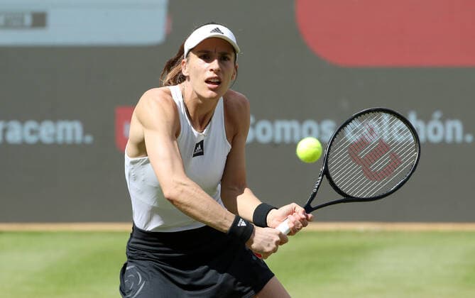 Andrea Petkovic (GER) Aktion Oberkoerper Oberkörper Tennis bett1 open WTA, Tennis Damen 500 Turnier auf Rasen Damen Saison 2021 2022 14.06.2022
