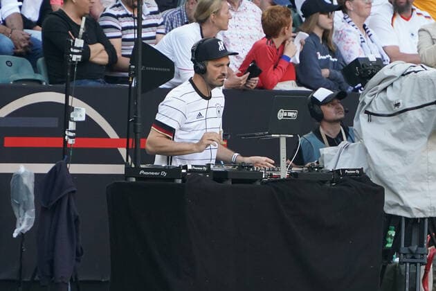 DJ Teddy-O legt auf vor dem Spiel beim Aufwärmen der Deutschen Mannschaft - Moenchengladbach 14.06.2022: Deutschland vs. Italien, Nations League A3 4. Spieltag, Borussia Park