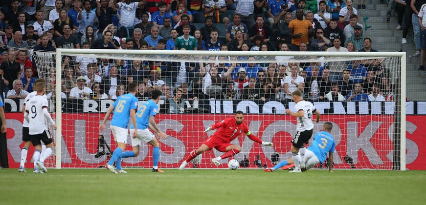 14.06.2022, Fussball Länderspiel UEFA Nations League 2022 23, Deutschland - Italien, im Borussia-Park Mönchengladbach. Josua Kimmich (2.v.re, Deutschland) Torschuss zum 1:0 gegen Torwart Gianluigi Donnarumma (mitte, Italien), Leonardo Spinazzola (re, Italien) am Boden ohne Chance.