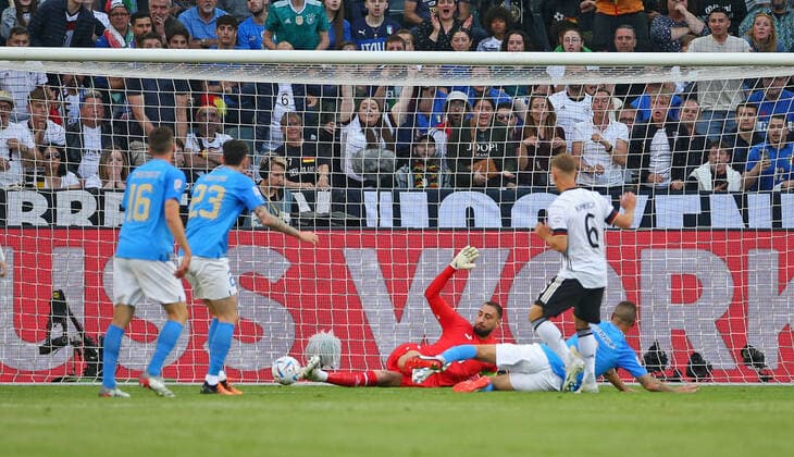 14.06.2022, Fussball Länderspiel UEFA Nations League 2022 23, Deutschland - Italien, im Borussia-Park Mönchengladbach. Josua Kimmich (Deutschland) Torschuss zum 1:0 gegen Torwart Gianluigi Donnarumma (Italien)
