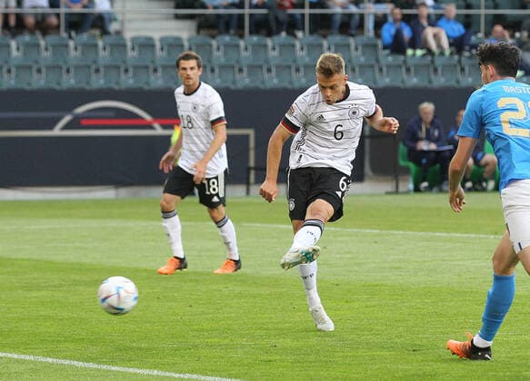 Joshua Kimmich (GER) erzielt das Tor zum 1:0 für Deutschland . Deutschland -Italien . Fussball-Länderspiel 2022, Nations League . Mönchengladbach, GER, 14.06.2022 ,