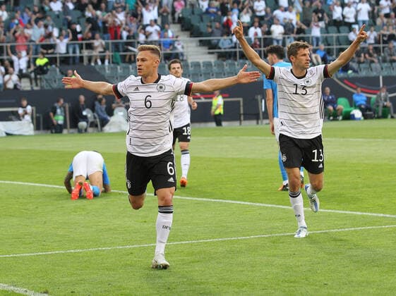 Torjubel 1:0 Deutschland, Torschütze Joshua Kimmich (GER) . Rechts Thomas Müller (GER) . Deutschland -Italien . Fussball-Länderspiel 2022, Nations League . Mönchengladbach, GER, 14.06.2022 ,