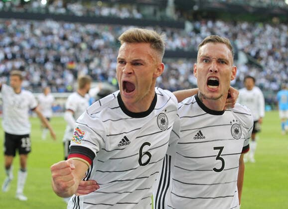 Torjubel 1:0 Deutschland, Torschütze Joshua Kimmich (GER) . Rechts David Raum (GER) . Deutschland -Italien . Fussball-Länderspiel 2022, Nations League . Mönchengladbach, GER, 14.06.2022 ,