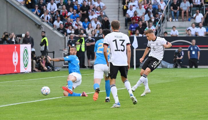 Joshua Kimmich (Deutschland), re., erzielt das Tor zum 1:0 14.06.2022, Fussball 2022, UEFA Nations League 2022 23, 4. Spieltag, Deutschland - Italien Foto: Maik Hölter TEAM2sportphoto Mönchengladbach Borussia Park Deutschland