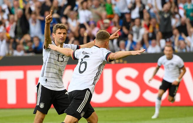 Torjubel Joshua KIMMICH (GER) nach Tor zum 1-0,Jubel,Freude,Begeisterung, hi:Thomas MUELLER (GER). Aktion, Fussball UEFA Nations League, Spieltag 4, Deutschland (GER) - Italien (ITA), am 14.06.2022 in Moenchengladbach Deutschland.