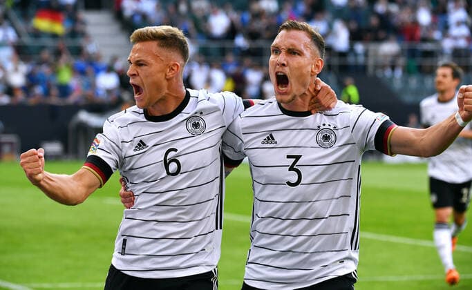 Fussball, UEFA Nations League, Herren, 4. Spieltag, Borussia Park Mönchengladbach; Deutschland (weiss) - Italien (blau); Jubel Joshua Kimmich (GER) nach seinem Tor zum 1:0, zusammen mit David Raum (GER). Jubel, Freude, Aktion. DFB UEFA REGULATIONS PROHIBIT ANY USE OF PHOTOGRAPHS AS IMAGE SEQUENCES AND OR QUASI-VIDEO
