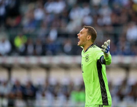 14.06.2022, Fussball Länderspiel UEFA Nations League 2022 23, Deutschland - Italien, im Borussia-Park Mönchengladbach. Torwart Manuel Neuer (Deutschland) unzufrieden.