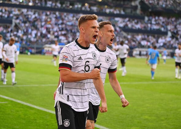 Fussball International UEFA Nations League 14.06.2022 in Moenchengladbach Deutschland - Italien JUBEL Deutschland; Torschuetze zum 1-0 Joshua Kimmich (li) umarmt von David Raum