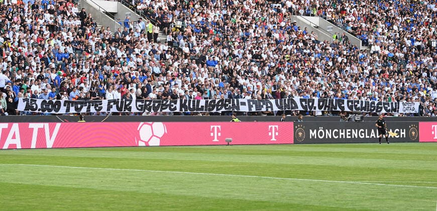 Fussball, Herren, Saison 2022 2023, Nations League (Liga A, Gruppe 3, 4. Spieltag) in Moenchengladbach, Deutschland - Italien, Fans von Deutschland fordern den Boykott der WM in Katar, 15000 Tote für große Kulissen - FIFA und Co. ohne Gewissen, 14.06. 2022, Copyright: xMatthiasxKochx