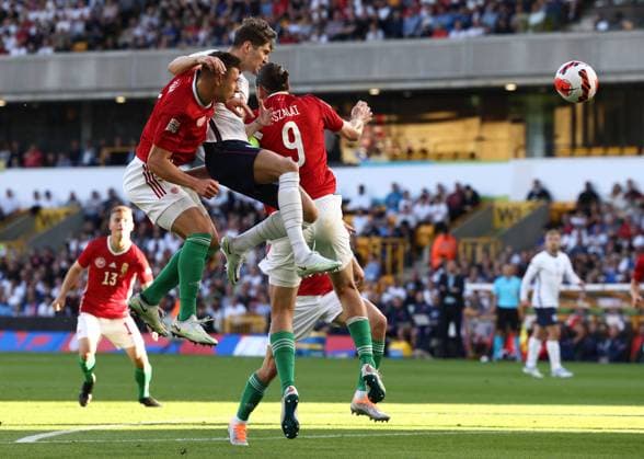 Sport Bilder des Tages Wolverhampton, England, 14th June 2022. John Stones of England connects with a header during the UEFA Nations League match at Molineux, Wolverhampton. Picture credit should read: Darren Staples Sportimage EDITORIAL USE ONLY. No use with unauthorised audio, video, data, fixture lists, club league logos or live services. Online in-match use limited to 120 images, no video emulation. No use in betting, games or single club league player publications. SPI-1734-0034