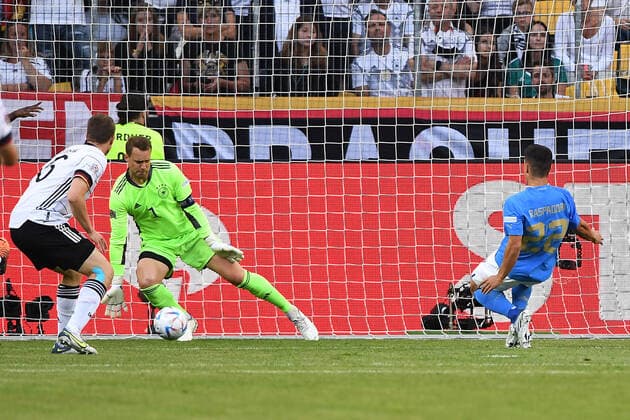 Fußball UEFA Nations League Deutschland - Italien am 14.06.2022 im Borussia-Park in Mönchengladbach Manuel Neuer ( Deutschland ), links - Giacomo Raspadori ( Italien ), rechts DFB regulations prohibit any use of photographs as image sequences and or quasi-video.
