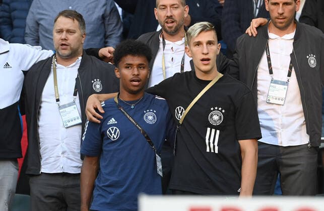 Fussball, Herren, Saison 2022 2023, Nations League (Liga A, Gruppe 3, 4. Spieltag) in Moenchengladbach, Deutschland - Italien, v. l. Karim Adeyemi (Deutschland), Nico Schlotterbeck bei der Hymne auf der Tribüne, 14.06. 2022, Copyright: xMatthiasxKochx