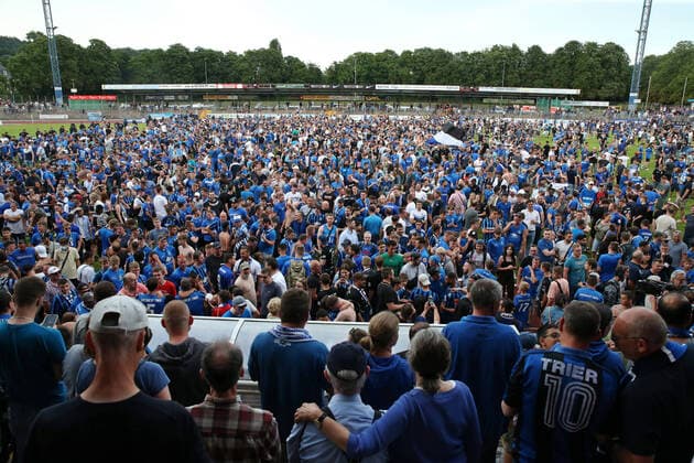 Sport Themen der Woche KW24 Sport Bilder des Tages 14.06.2022, xfkfnsx, Fussball Relegation zur Regionalliga Südwest , SV Eintracht 05 Trier - Stuttgarter Kickers emspor, v.l. Platzsturm nach Spielende (DFL DFB REGULATIONS PROHIBIT ANY USE OF PHOTOGRAPHS as IMAGE SEQUENCES and or QUASI-VIDEO) Trier *** 14 06 2022, xfkfnsx, Football Relegation to Regionalliga Südwest , SV Eintracht 05 Trier Stuttgarter Kickers emspor, v l Platzsturm nach Spielende DFL DFB REGULATIONS PROHIBIT ANY USE OF PHOTOGRAPHS as IMAGE SEQUENCES and or QUASI VIDEO Trier