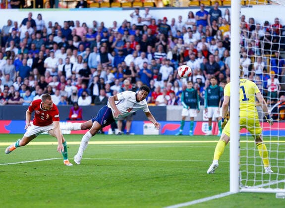 Sport Bilder des Tages England v Hungary UEFA Nations League Jude Bellingham of England goes close with a header during the UEFA Nations League match between England and Hungary at Molineux, Wolverhampton Content Not Available For UK Newspapers Copyright: xPaulxChestertonx FIL-17013-0101 UK Newspapers OUT