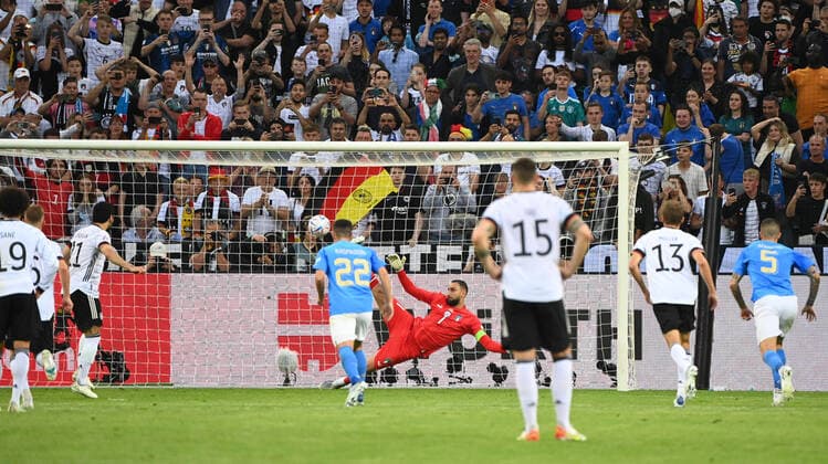 Fussball, Herren, Saison 2022 2023, Nations League (Liga A, Gruppe 3, 4. Spieltag) in Moenchengladbach, Deutschland - Italien, Ilkay Gündogan (3. v. l., Deutschland) erzielt per Elfmeter das Tor zum 2:0 gegen Torwart Gianluigi Donnarumma (Italien), 14.06. 2022, Copyright: xMatthiasxKochx