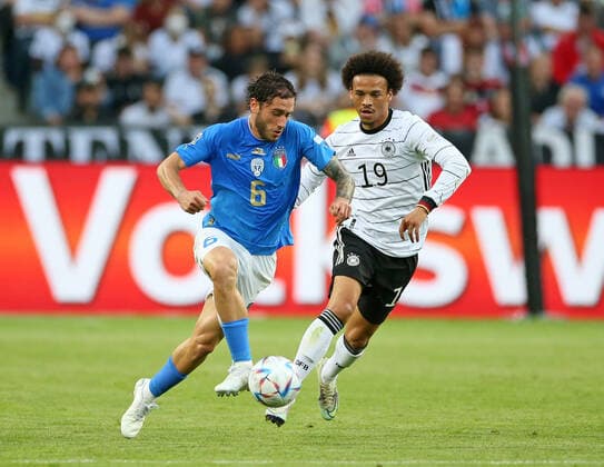 14.06.2022, Fussball Länderspiel UEFA Nations League 2022 23, Deutschland - Italien, im Borussia-Park Mönchengladbach. v.li: Davide Calabria (Italien), gegen Leroy Sane (Deutschland).