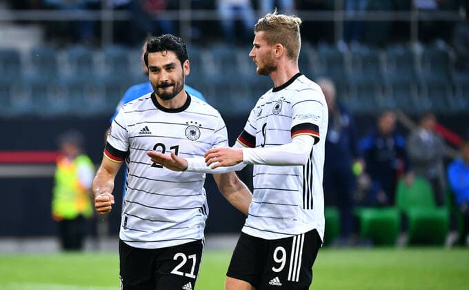 Fussball, UEFA Nations League, Herren, 4. Spieltag, Borussia Park Mönchengladbach; Deutschland (weiss) - Italien (blau); Jubel Ilkay Gündogan (GER) nach seinem Tor zum 2:0 durch Elfmeter, zusammen mit Timo Werner (GER) Jubel, Freude, Aktion. DFB UEFA REGULATIONS PROHIBIT ANY USE OF PHOTOGRAPHS AS IMAGE SEQUENCES AND OR QUASI-VIDEO