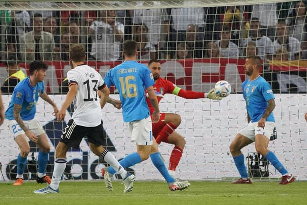 Thomas Mueller (Deutschland Germany) zieht ab gegen Torwart Goalie Gianluigi Donnarumma (Italien, Italy, Italia) und erzielt das Tor zum 3:0 - Moenchengladbach 14.06.2022: Deutschland vs. Italien, Nations League A3 4. Spieltag, Borussia Park