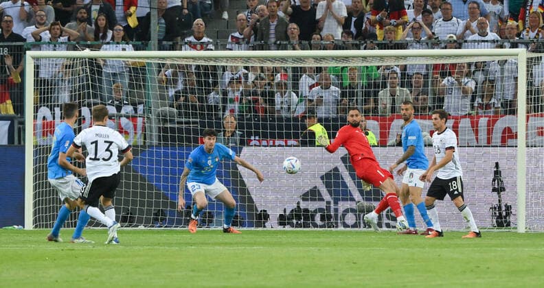 Thomas Müller (Deutschland), li., erzielt das Tor zum 3:0, Torwart Gianluigi Donnarumma (Italien) ist machtlos 14.06.2022, Fussball 2022, UEFA Nations League 2022 23, 4. Spieltag, Deutschland - Italien Foto: Maik Hölter TEAM2sportphoto Mönchengladbach Borussia Park Deutschland