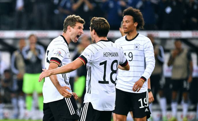 Fussball, UEFA Nations League, Herren, 4. Spieltag, Borussia Park Mönchengladbach; Deutschland (weiss) - Italien (blau); Jubel Thomas Müller (GER) nach seinem Tor zum 3:0, zusammen mit Jonas Hofmann (GER). Jubel, Freude, Aktion. DFB UEFA REGULATIONS PROHIBIT ANY USE OF PHOTOGRAPHS AS IMAGE SEQUENCES AND OR QUASI-VIDEO
