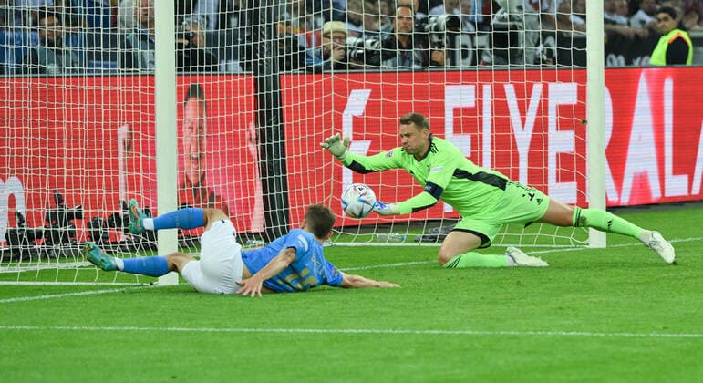Torwart Manuel Neuer (Deutschland), re., rettet gegen Nicolo Barella (Italien) 14.06.2022, Fussball 2022, UEFA Nations League 2022 23, 4. Spieltag, Deutschland - Italien Foto: Maik Hölter TEAM2sportphoto Mönchengladbach Borussia Park Deutschland
