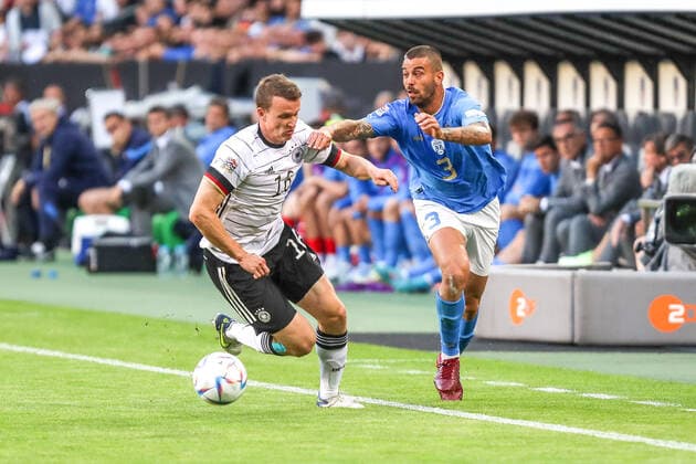 Fussball, UEFA Nations League League A - Gruppe 3 - Spieltag 4 Deutschland - Italien 14.06.2022, BORUSSIA-PARK Mönchengladbach Links, Lukas Klostermann (16, Deutschland) und Leonardo Spinazzola (3, Italien) im Zweikampf Foto: Herbertz Nico Herbertz Mönchengladbach BORUSSIA-PARK Nordrhein-Westfahlen Deutschland