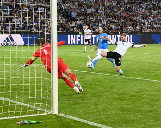 Fussball, Herren, Saison 2022 2023, Nations League (Liga A, Gruppe 3, 4. Spieltag) in Moenchengladbach, Deutschland - Italien, Timo Werner (Deutschland) erzielt das Tor zum 4:0 gegen Torwart Gianluigi Donnarumma (Italien), 14.06. 2022, Copyright: xMatthiasxKochx