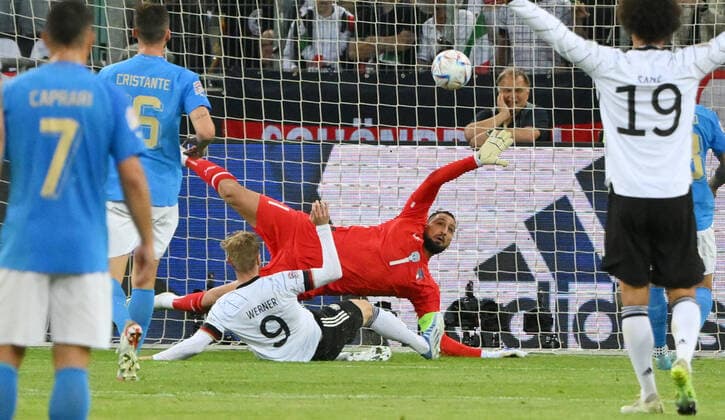Timo Werner (Deutschland) erzielt gegen Torwart Gianluigi Donnarumma (Italien) das Tor zum 4:0 14.06.2022, Fussball 2022, UEFA Nations League 2022 23, 4. Spieltag, Deutschland - Italien Foto: Maik Hölter TEAM2sportphoto Mönchengladbach Borussia Park Deutschland