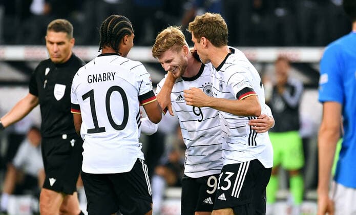 Sport Bilder des Tages Fussball, UEFA Nations League, Herren, 4. Spieltag, Borussia Park Mönchengladbach; Deutschland (weiss) - Italien (blau); Jubel Timo Werner (GER) nach seinem Tor zum 5:0, zusammen mit Thomas Müller (GER), Serge Gnabry (GER). Jubel, Freude, Aktion. DFB UEFA REGULATIONS PROHIBIT ANY USE OF PHOTOGRAPHS AS IMAGE SEQUENCES AND OR QUASI-VIDEO