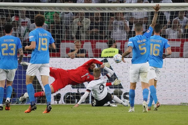 Timo Werner (Deutschland Germany) trifft zum Tor zum 4:0 gegen Torwart Goalie Gianluigi Donnarumma (Italien, Italy, Italia) - Moenchengladbach 14.06.2022: Deutschland vs. Italien, Nations League A3 4. Spieltag, Borussia Park