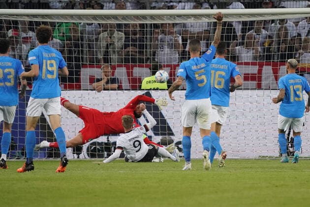 Timo Werner (Deutschland Germany) trifft zum Tor zum 4:0 gegen Torwart Goalie Gianluigi Donnarumma (Italien, Italy, Italia) - Moenchengladbach 14.06.2022: Deutschland vs. Italien, Nations League A3 4. Spieltag, Borussia Park
