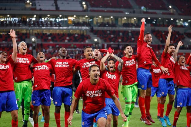 Sport Themen der Woche KW24 Sport Bilder des Tages Costa Rica s players celebrate their victory following their AFC-CONMEBOL inter-confederation playoff soocer match between Costa Rica and New Zealand for spot in the FIFA World Cup, WM, Weltmeisterschaft, Fussball 2022 finals up at the Ahmad bin Ali Stadium in Doha, Qatar, 14 June 2022. Costa Rica - New Zealand !ACHTUNG: NUR REDAKTIONELLE NUTZUNG!  Copyright: xAlbertoxEstevezx GRAF1679 20220614-374872b626e57d1e8b959fd0c9807ed3fbd88c66