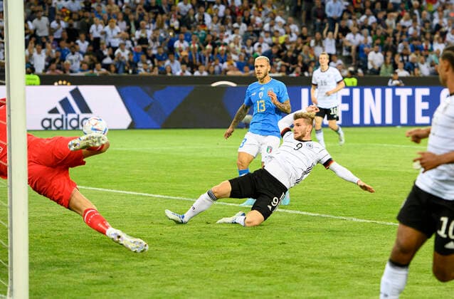 Timo WERNER (GER) schiesst das Tor zum 4-0, Aktion,Torschuss gegen Torwart Gianluigi DONNARUMMA (ITA),Strafraumszene. Fussball UEFA Nations League, Spieltag 4, Deutschland (GER) - Italien (ITA), am 14.06.2022 in Moenchengladbach Deutschland.
