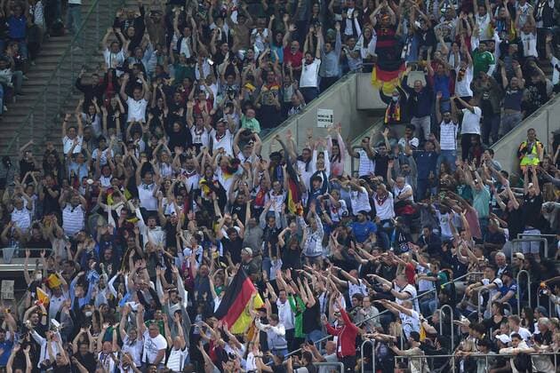 Fußball UEFA Nations League Deutschland - Italien am 14.06.2022 im Borussia-Park in Mönchengladbach Laola Welle Zuschauer Besucher Fans DFB regulations prohibit any use of photographs as image sequences and or quasi-video.