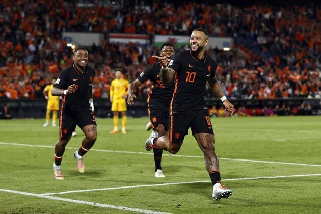 Sport Themen der Woche KW24 ROTTERDAM - (LR) Steven Bergwijn of Holland, Denzel Dumfries of Holland, Memphis Depay of Holland celebrate 3-2 during the UEFA Nations League match between the Netherlands and Wales at Feyenoord stadium on June 14, 2022 in Rotterdam, Netherlands. ANP MAURICE VAN STEEN UEFA Nations League - League Path Group 4 2022 xVIxANPxSportx xxANPxIVx *** ROTTERDAM LR Steven Bergwijn of Holland, Denzel Dumfries of Holland, Memphis Depay of Holland celebrate 3 2 during the UEFA Nations League match between the Netherlands and Wales at Feyenoord stadium on June 14, 2022 in Rotterdam, Netherlands ANP MAURICE VAN STEEN UEFA Nations League Path Group 4 2022 xVIxANPxSportx xxANPxIVx 450443816 originalFilename: 450443816.jpg