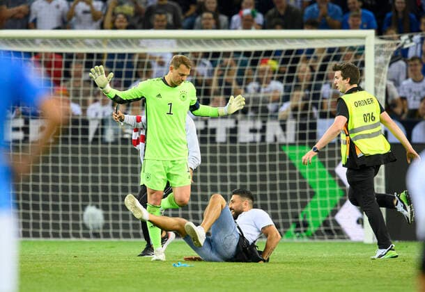 Torwart Manuel NEUER (GER) scheint einem Flitzer zu drohen, der kurz vor Spielende auf den Platz laeuftl Fussball UEFA Nations League, Spieltag 4, Deutschland (GER) - Italien (ITA) 5-2 am 14.06.2022 in Moenchengladbach Deutschland.