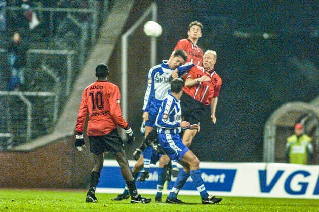 Aus 2. BL. Saison 1998 99 Hannover 96 - Kickers Stuttgart 2:1 am 13.11.1998. Im Foto: Kopfball von Han96 Spieler oben Bastian Reinhardt sowie Jürgen Degen *** From 2 BL season 1998 99 Hannover 96 Kickers Stuttgart 2 1 on 13 11 1998 In the photo header of Han96 player above Bastian Reinhardt as well as Jürgen Degen