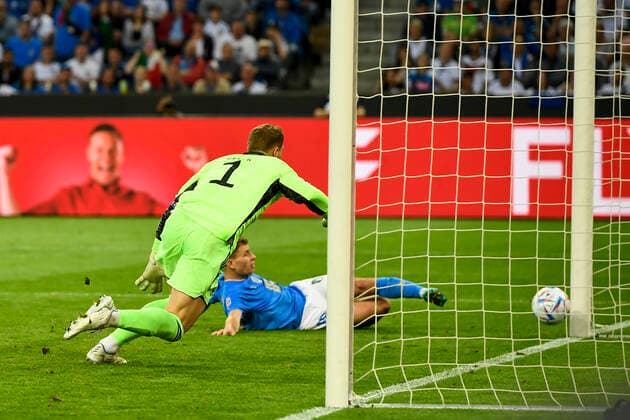 Photo LaPresse - Fabio Ferrari June, 14 2022 M& xf6;nchengladbach, Germany soccer Germany vs Italy - Uefa Nations League - Group C 3 6 - Stadium Stadion im Borussia-Park. In the pic:Nicolo Barella (Italy)Manuel Neuer (Germany)  Copyright: xFabioxFerrari LaPressex