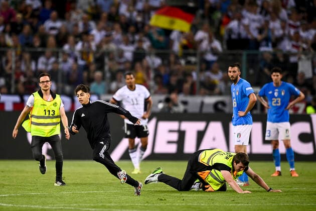 Photo LaPresse - Fabio Ferrari June, 14 2022 M& xf6;nchengladbach, Germany soccer Germany vs Italy - Uefa Nations League - Group C 3 6 - Stadium Stadion im Borussia-Park. In the pic:Field invader  Copyright: xFabioxFerrari LaPressex