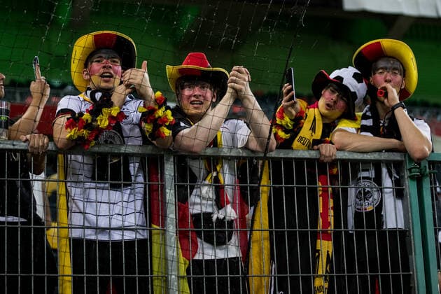 UEFA Nations League, Deutschland - Italien; 14.06.2022 In Deutschland-Farben gekleidete Fans jubeln Hans-Dieter Flick (Nationaltrainer, Deutschland) im Interview zu UEFA Nations League, Deutschland - Italien, Moenchengladbach, BORUSSIA-PARK Copyright: xBEAUTIFULxSPORTS Wunderlx