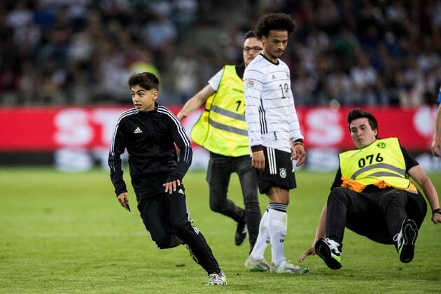 UEFA Nations League, Deutschland - Italien; 14.06.2022 Ein Flitzer rennt Mitten im Spiel auf den Platz UEFA Nations League, Deutschland - Italien, Moenchengladbach, BORUSSIA-PARK Copyright: xBEAUTIFULxSPORTS Wunderlx