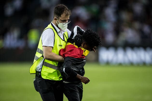 UEFA Nations League, Deutschland - Italien; 14.06.2022 Nach Spielende gibt es einen weiteren Flitzer, der von einem Ordner eingefangen wird UEFA Nations League, Deutschland - Italien, Moenchengladbach, BORUSSIA-PARK Copyright: xBEAUTIFULxSPORTS Wunderlx